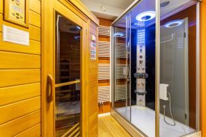 vestidor con armarios de madera y puerta de cristal en Zum Holzknecht, en Willingen 30 fotos más