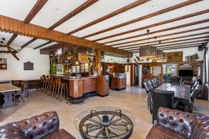sala de estar con bar y comedor en Zum Holzknecht, en Willingen