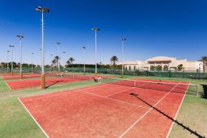 Tennis und/oder Squash in der Unterkunft Cleopatra Luxury Resort Makadi Bay (Adults Only) oder in der Nähe