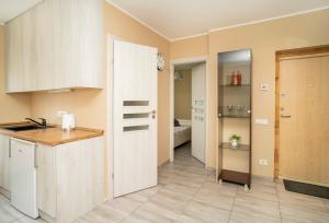 une cuisine avec un évier et un plan de travail dans l'établissement Chill&Go Premium, à Kaunas