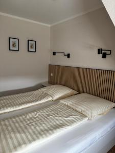 パーペンブルクにあるApartmenthaus Pelikanの部屋にベッドが2つある寝室