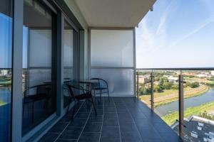 Balkón nebo terasa v ubytování Capital Towers Sunrise Premium 14 piętro / 14th floor