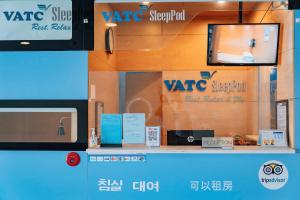 VATC スリープ ポッド ターミナル 2に飾ってある許可証、賞状、看板またはその他の書類