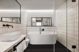 Um banheiro em Vienna House by Wyndham Mokotow Warsaw