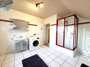 Fotografie z fotogalerie ubytování Ferienhaus Urlaub am Meer mit Terrasse, Balkon und großem Garten v destinaci Tating