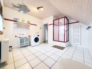 Fotografie z fotogalerie ubytování Ferienhaus Urlaub am Meer mit Terrasse, Balkon und großem Garten v destinaci Tating