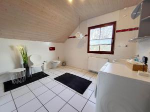 Fotografie z fotogalerie ubytování Ferienhaus Urlaub am Meer mit Terrasse, Balkon und großem Garten v destinaci Tating