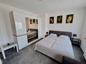 Łóżko lub łóżka w pokoju w obiekcie Apartamenty Promyk Wisełka