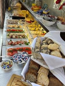 Jedlo v ubytovaní bed & breakfast alebo blízkom okolí