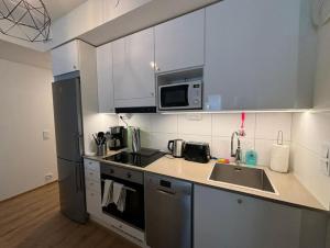 Η κουζίνα ή μικρή κουζίνα στο Kotimaailma Helsinki - Tilava kolmio Tikkurilassa