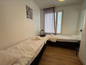 Ένα ή περισσότερα κρεβάτια σε δωμάτιο στο Kotimaailma Helsinki - Tilava kolmio Tikkurilassa