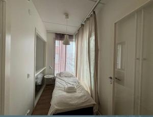 Ένα ή περισσότερα κρεβάτια σε δωμάτιο στο Kotimaailma Helsinki - Tilava kolmio Tikkurilassa +1 φωτογραφίες