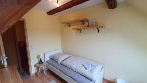 Afbeelding uit fotogalerij van Ferienwohnung im Gutshof Direkt gegenüber dem Schloss, Rhododendronpark mit Terrasse und WLAN in Kromlau