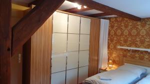 Afbeelding uit fotogalerij van Ferienwohnung im Gutshof Direkt gegenüber dem Schloss, Rhododendronpark mit Terrasse und WLAN in Kromlau