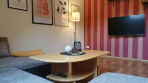 Afbeelding uit fotogalerij van Ferienwohnung im Gutshof Direkt gegenüber dem Schloss, Rhododendronpark mit Terrasse und WLAN in Kromlau