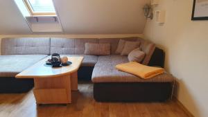 Afbeelding uit fotogalerij van Ferienwohnung im Gutshof Direkt gegenüber dem Schloss, Rhododendronpark mit Terrasse und WLAN in Kromlau