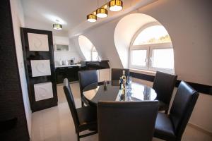 Χώρος καθιστικού στο Lake View Double Balcony City Center Apartment in Ohrid