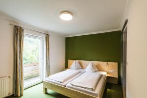 Rúm í herbergi á Hotel Obermayr