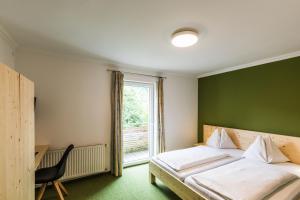 Rúm í herbergi á Hotel Obermayr