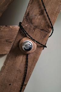 a wooden beam with a metal button on it at Cottage Montreuil-sur-mer Petit déjeuner inclus in Écuires