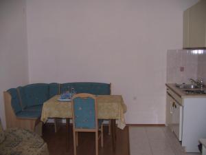eine Küche mit einem Tisch und Stühlen sowie einem Tisch und einer Küche in der Unterkunft Apartment Valbandon, Istia 2 in Fondole