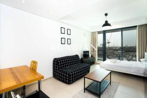En eller flere senge i et værelse på Beautiful Newly Renovated Studio - JLT Dubai