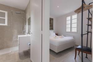Schlafzimmer mit einem Bett, einer Dusche und einer Badewanne in der Unterkunft VILLA GALET-Saint Paul de Vence- Côte d'Azur-FRANCE in Saint-Paul-de-Vence