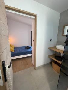 Tempat tidur dalam kamar di Cocooon Lagon