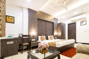 a hotel room with a bed and a desk at Hotel Red Castle - Near Ganga Ram & BLK Hospital - Karol Bagh in New Delhi