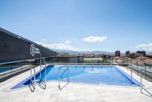 una piscina en la azotea de un edificio en Hotel Granada by Pierre & Vacances, en Granada