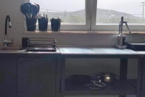 un bancone della cucina con piano cottura e finestra di House near Elvas on Olive Farm a Monte do Falcato Altre 22 foto