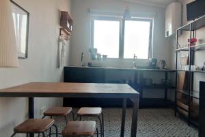 una cucina con tavolo in legno e 2 sgabelli di House near Elvas on Olive Farm a Monte do Falcato