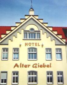 un edificio con un hotel después de una chica en él en Hotel Alter Giebel, en Bottrop-Kirchhellen