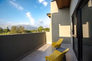 balcone con 2 sedie e vista sul cielo di Modern House Dalsig Stellenbosch a Stellenbosch