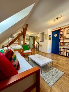 una sala de estar con un sofá y una mesa en Apartment 23, en Český Krumlov