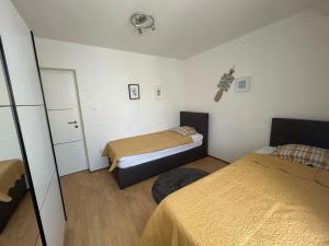 Posteľ alebo postele v izbe v ubytovaní APARTMAN SANDRA