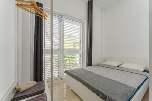 Katil atau katil-katil dalam bilik di Few steps from the beach hostel in Los Cristianos
