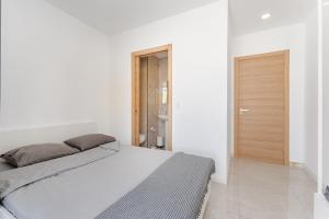 Katil atau katil-katil dalam bilik di Few steps from the beach hostel in Los Cristianos