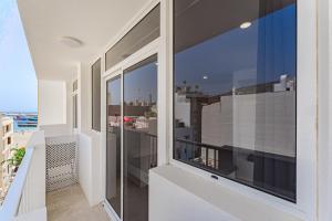 Balkoni atau teres di Few steps from the beach hostel in Los Cristianos