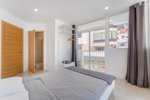 Katil atau katil-katil dalam bilik di Few steps from the beach hostel in Los Cristianos