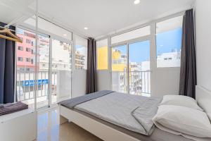 Katil atau katil-katil dalam bilik di Few steps from the beach hostel in Los Cristianos