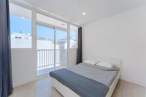 Katil atau katil-katil dalam bilik di Few steps from the beach hostel in Los Cristianos