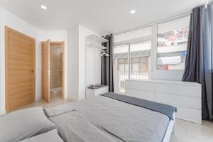Katil atau katil-katil dalam bilik di Few steps from the beach hostel in Los Cristianos