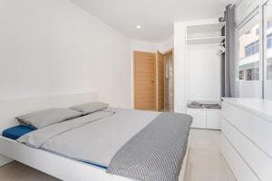 Katil atau katil-katil dalam bilik di Few steps from the beach hostel in Los Cristianos