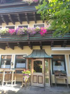 a building with a balcony with flowers on it at Gasthof Fersterer in Lamprechtshausen