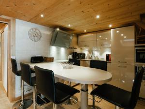 Кухня или мини-кухня в Appartement 3* proche pistes, 77m², WIFI, Parking - FR-1-304-222
 +4 фотографии