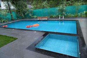 Bay View Suites, Vythiri, Wayanad内部或周边的泳池