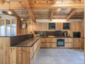 Kuchyňa alebo kuchynka v ubytovaní Chalet familial avec SPA et sauna à Courchevel, proche de la télécabine et des commodités. - FR-1-568-36 + 8 fotografií