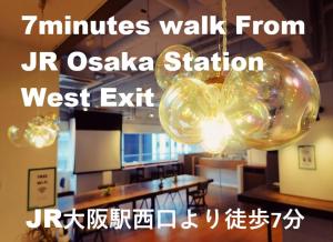 Un cartel que dice "Minutos a pie desde la salida oeste de la estación UCR Oasis". en Hostel OGK, en Osaka