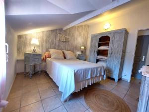 Un pat sau paturi într-o cameră la La Maison de Coco 120m2 à 400 m de la plage